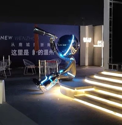 Mūsdienu digitālo robotu skulptūra ar LED